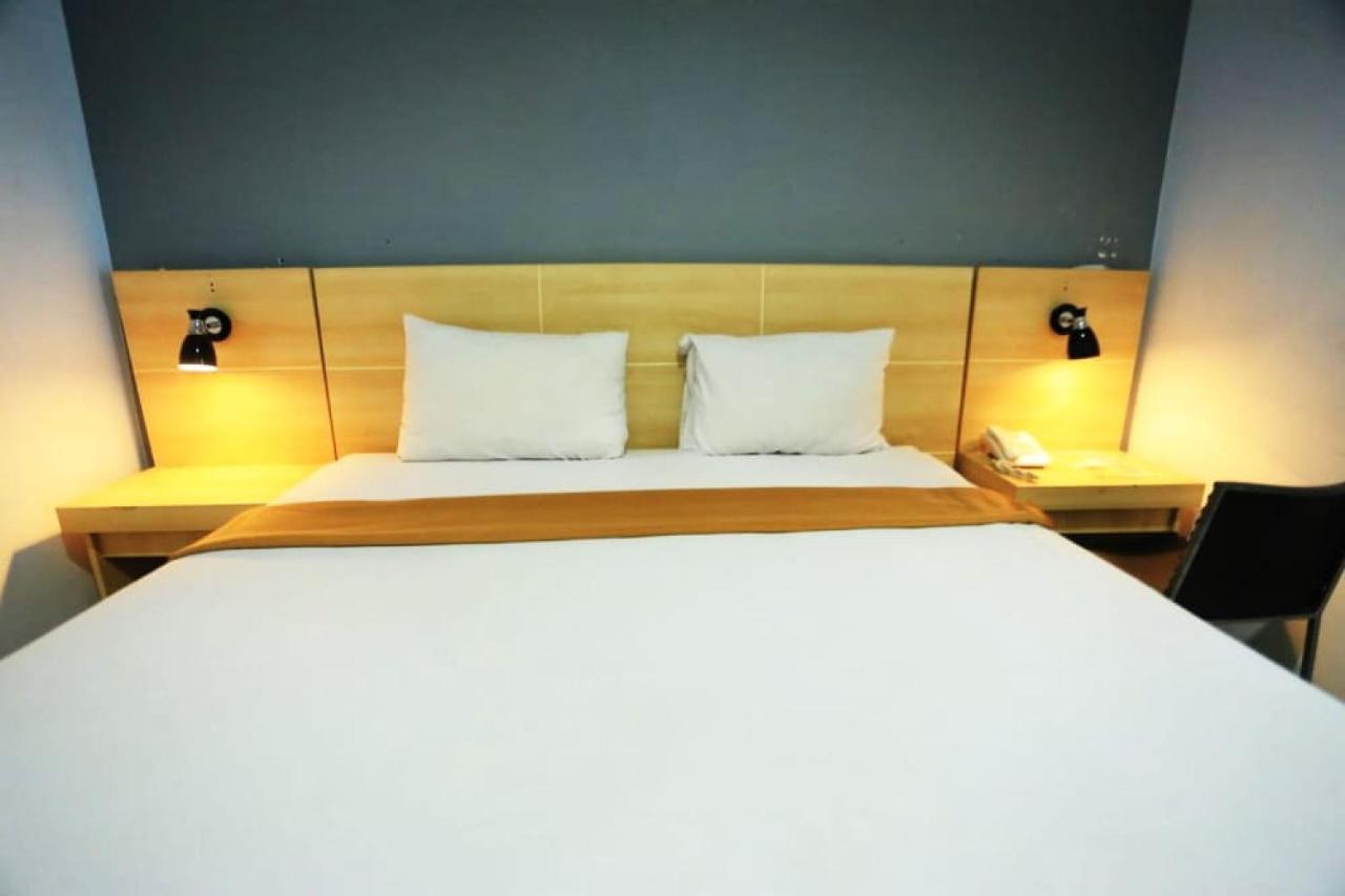 Urbanview Hotel Mulia Indah Palopo Exterior photo