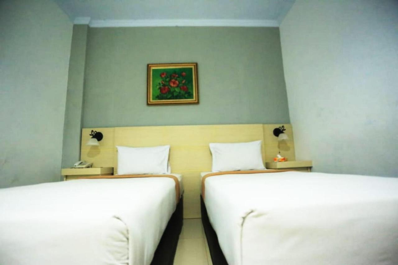 Urbanview Hotel Mulia Indah Palopo Exterior photo