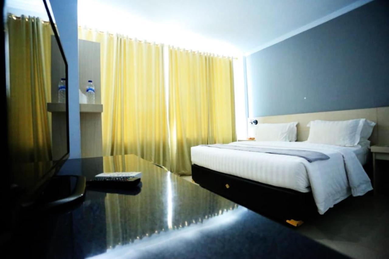Urbanview Hotel Mulia Indah Palopo Exterior photo